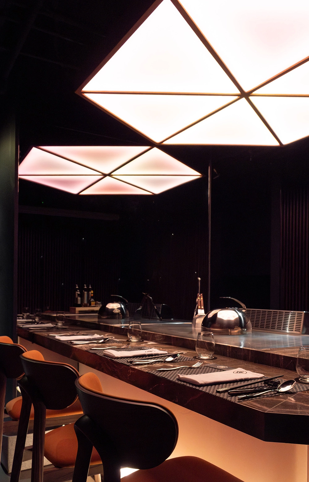 天花板上懸掛的六角形燈具呼應晶體的幾何語彙