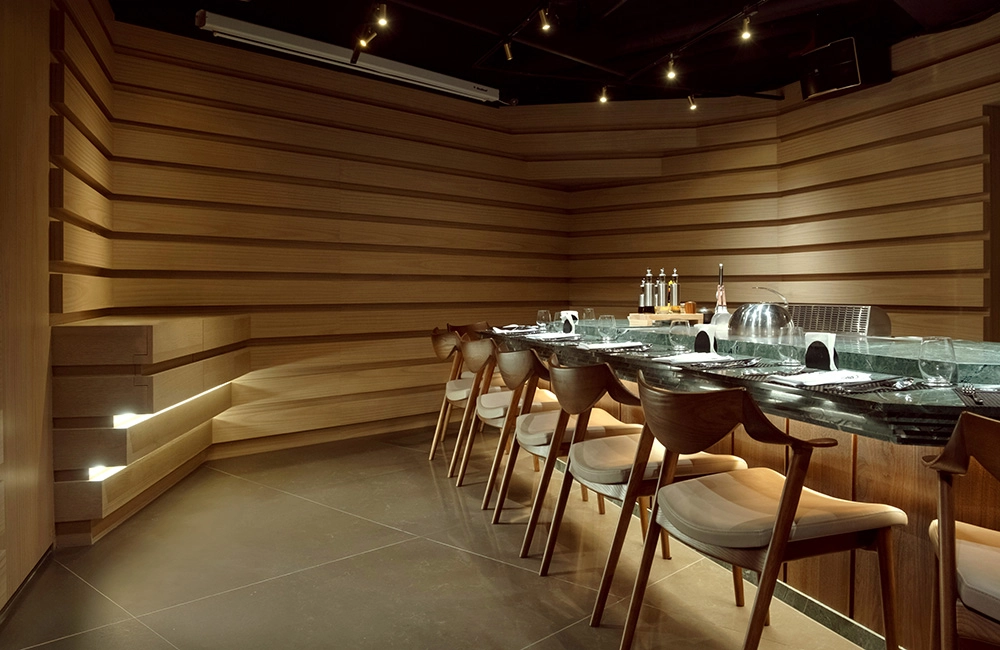 綠色礦石檯面搭配深色木質，展現溫潤沉穩的木質空間