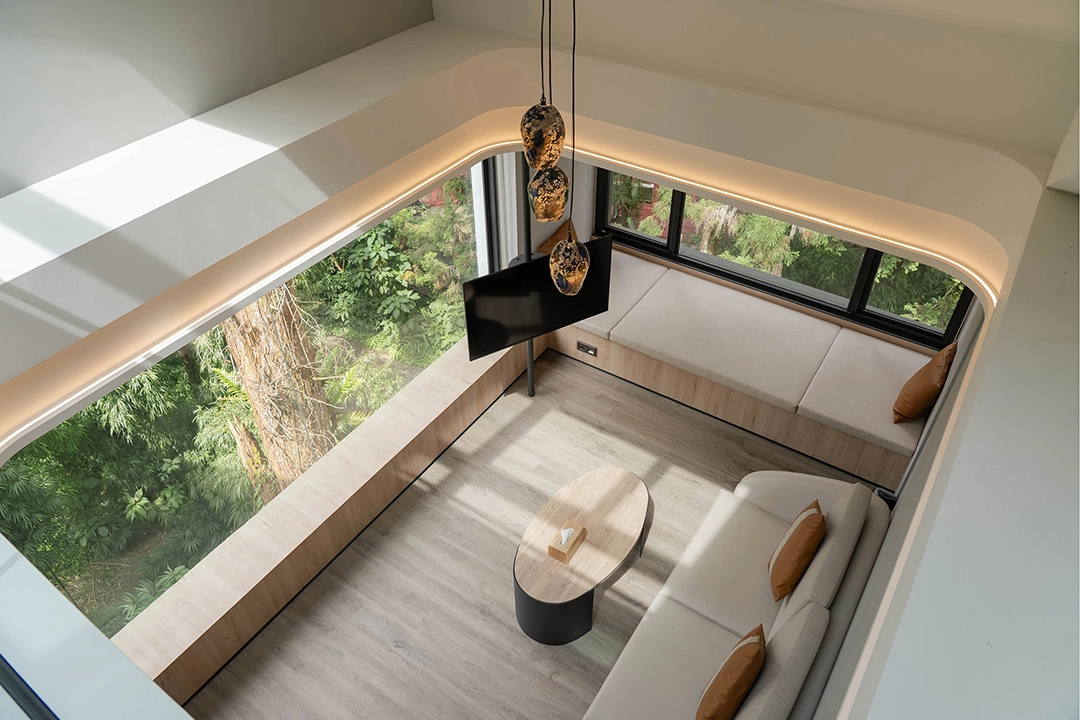 改裝後的蜜月房以大片觀景窗引入戶外森林景色