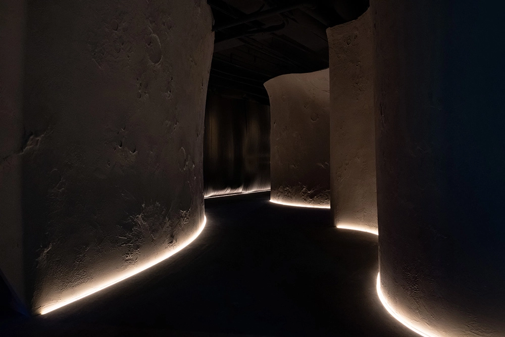 彎曲廊道搭配光線營造太空氛圍