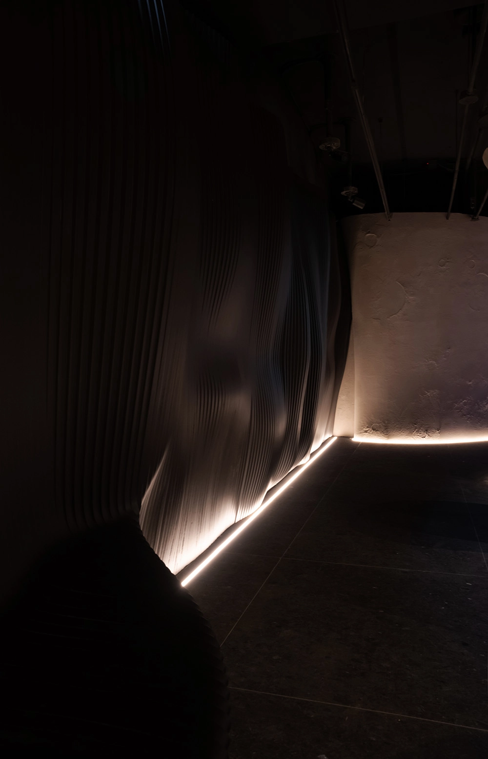 光源由下方向上柔和擴散營造空間的神秘