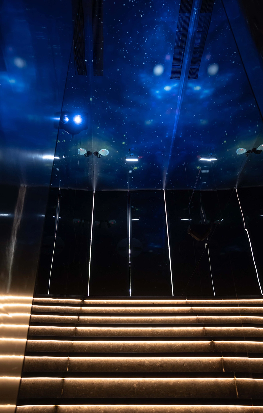 入口處使用3D投影技術，營造太空廣闊無際的樣貌，讓顧客深入其境