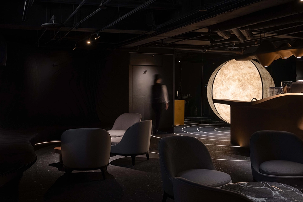 大廳處擺放立體月球打造太空氛圍