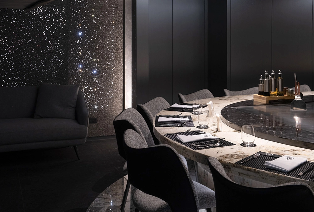 以太空為核心意象的造型燈光與紋理細節設計