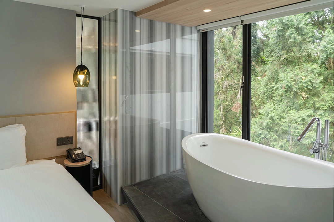 泡澡時可同時欣賞戶外森林景色