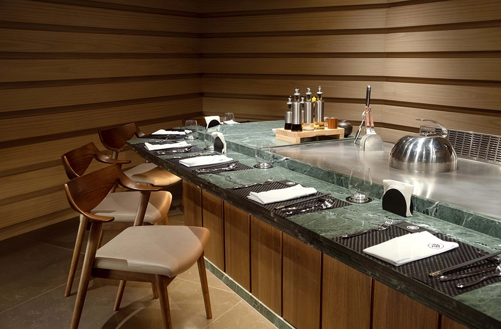 綠色礦石檯面搭配深色木質，展現溫潤沉穩的木質空間